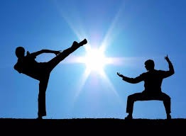 百家乐“斩龙”时机：连续 8 把庄后，概率学上是否支持在此刻投注闲？（百家乐连庄8局后的“斩龙”抉择：概率学是否支持改押闲？）